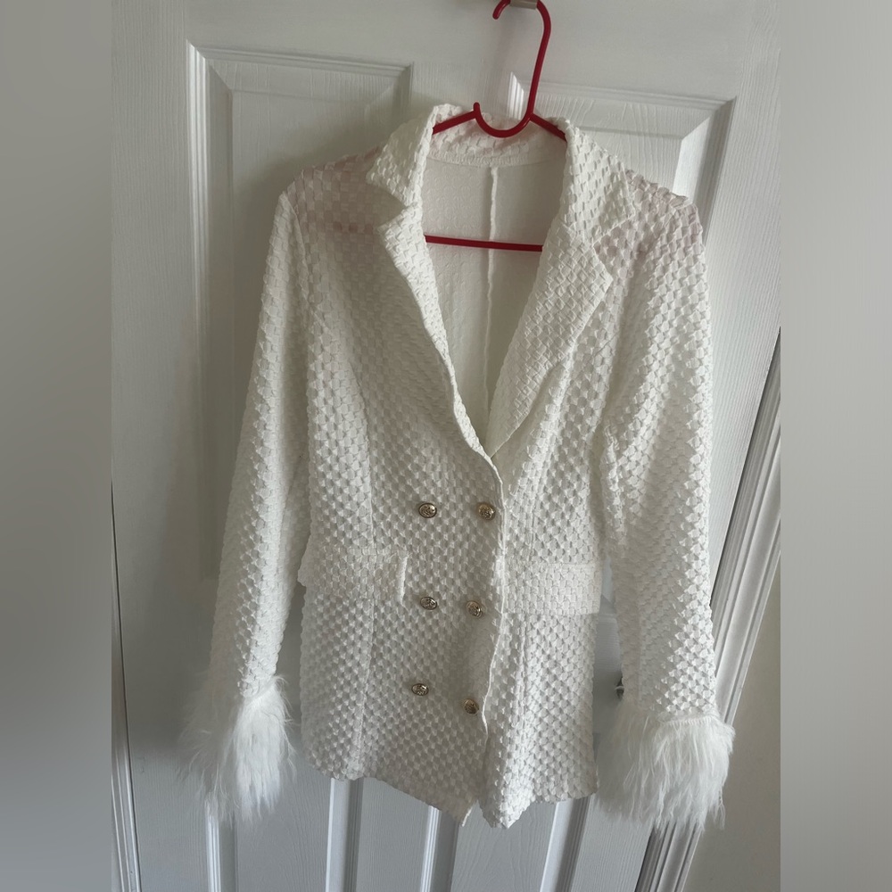 Beautiful white blazer with fur around wrist